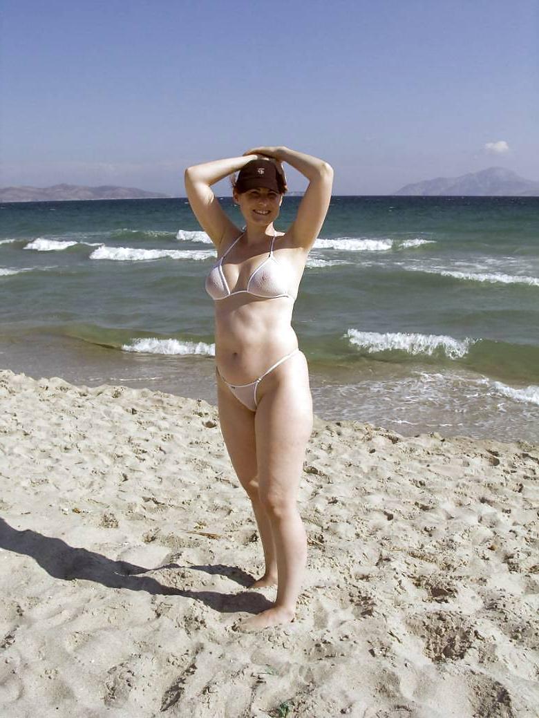 13P Milf Woman - Big aNd White Ass - On the Beach