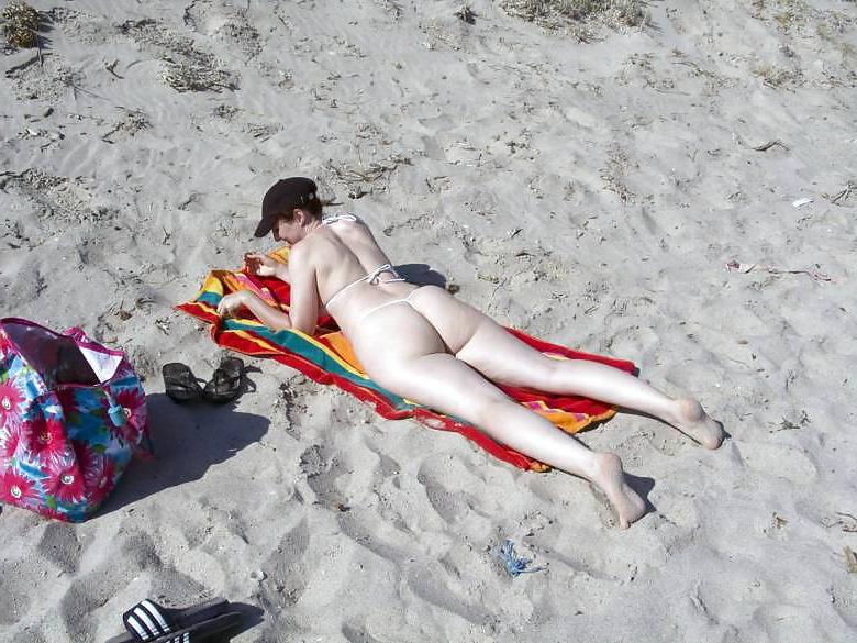 13P Milf Woman - Big aNd White Ass - On the Beach