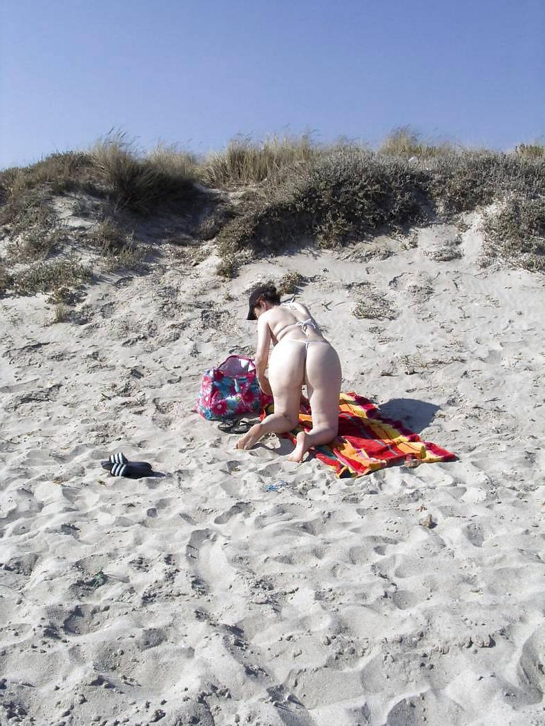 13P Milf Woman - Big aNd White Ass - On the Beach