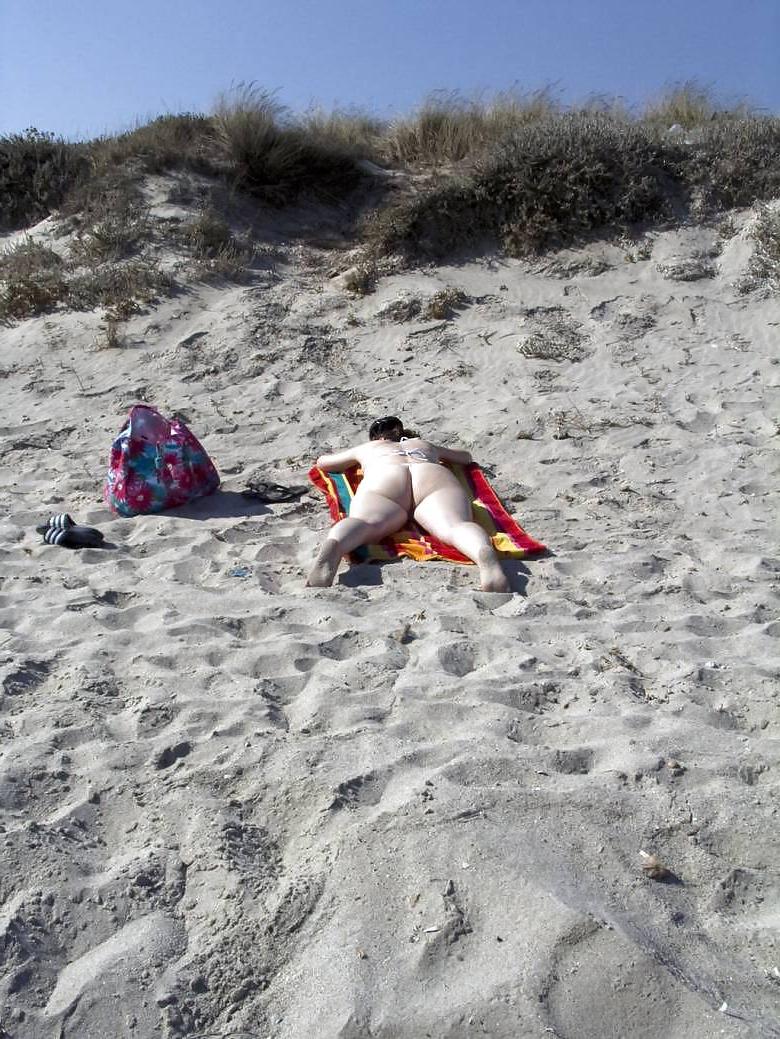 13P Milf Woman - Big aNd White Ass - On the Beach