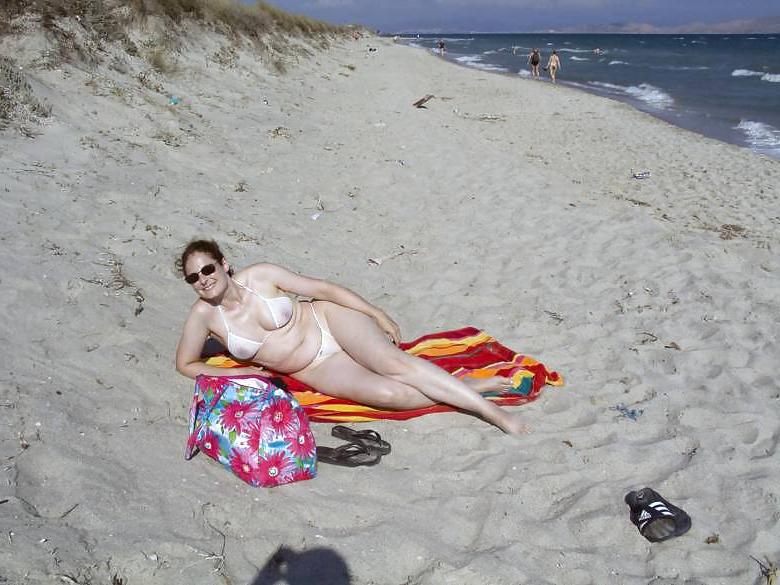 13P Milf Woman - Big aNd White Ass - On the Beach