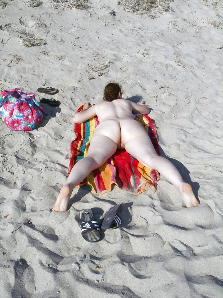 13P Milf Woman - Big aNd White Ass - On the Beach