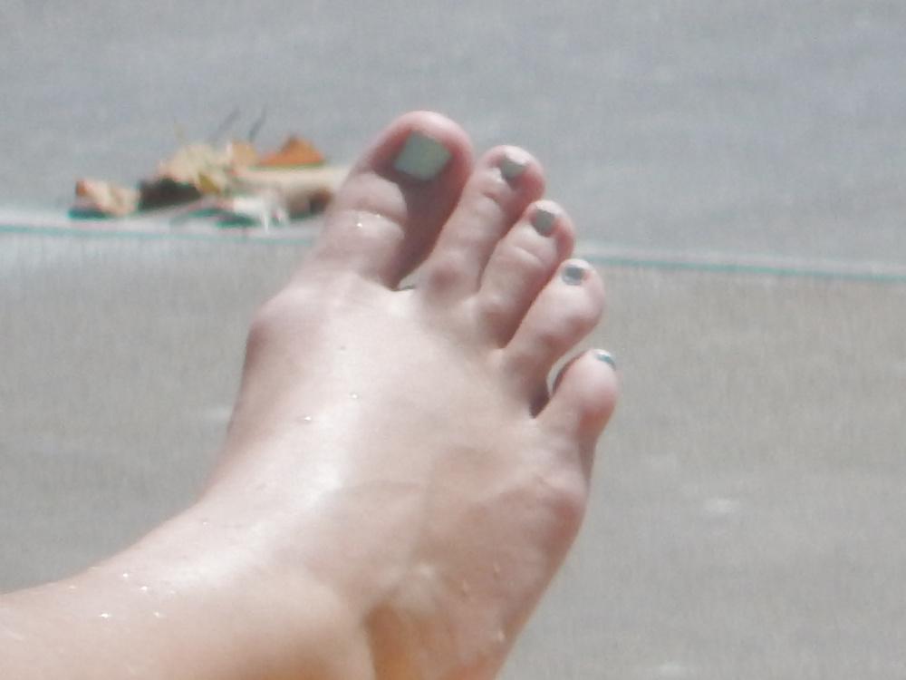 25P Candid Pool Feet