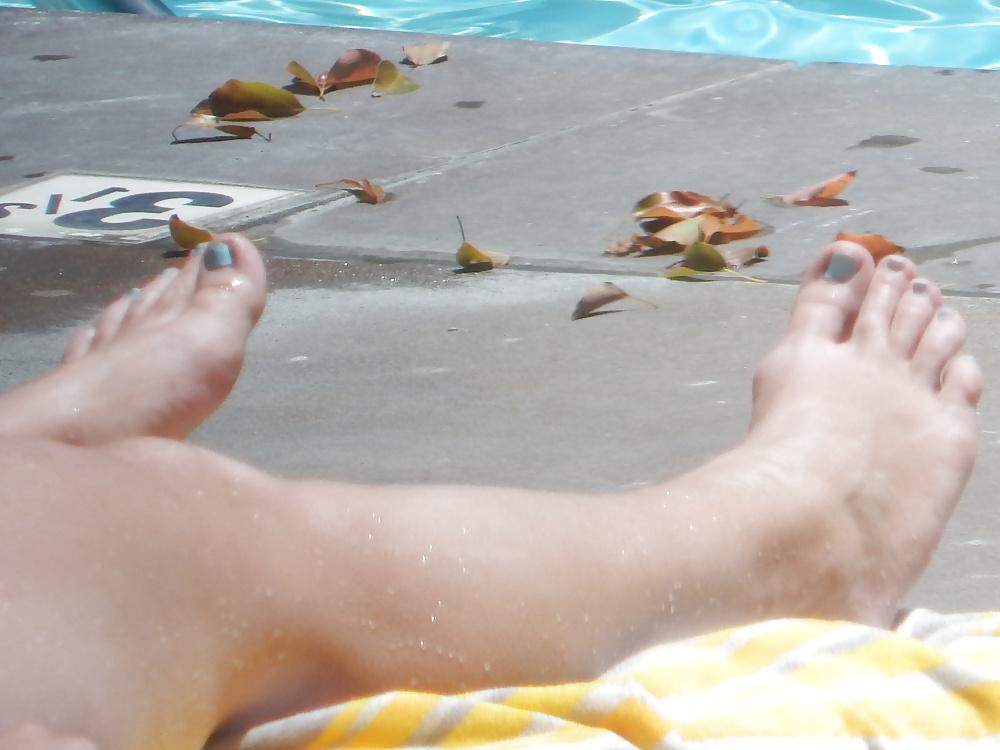 25P Candid Pool Feet