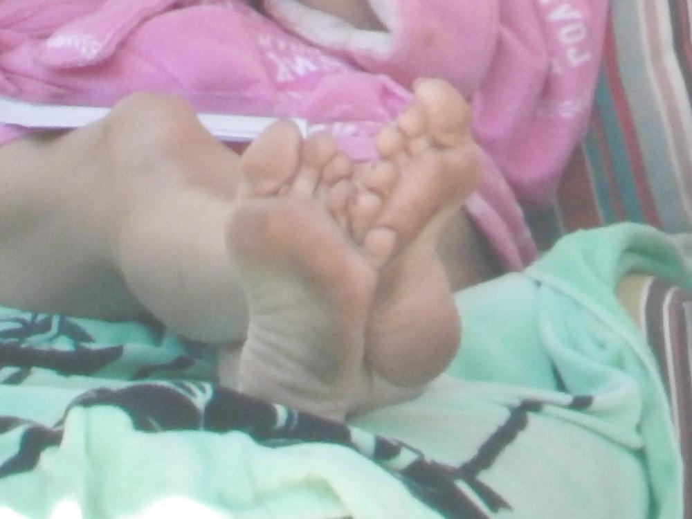 25P Candid Pool Feet