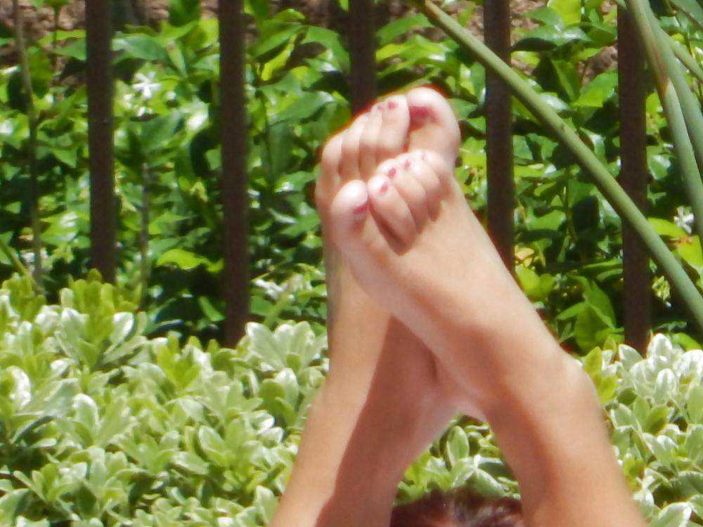 25P Candid Pool Feet