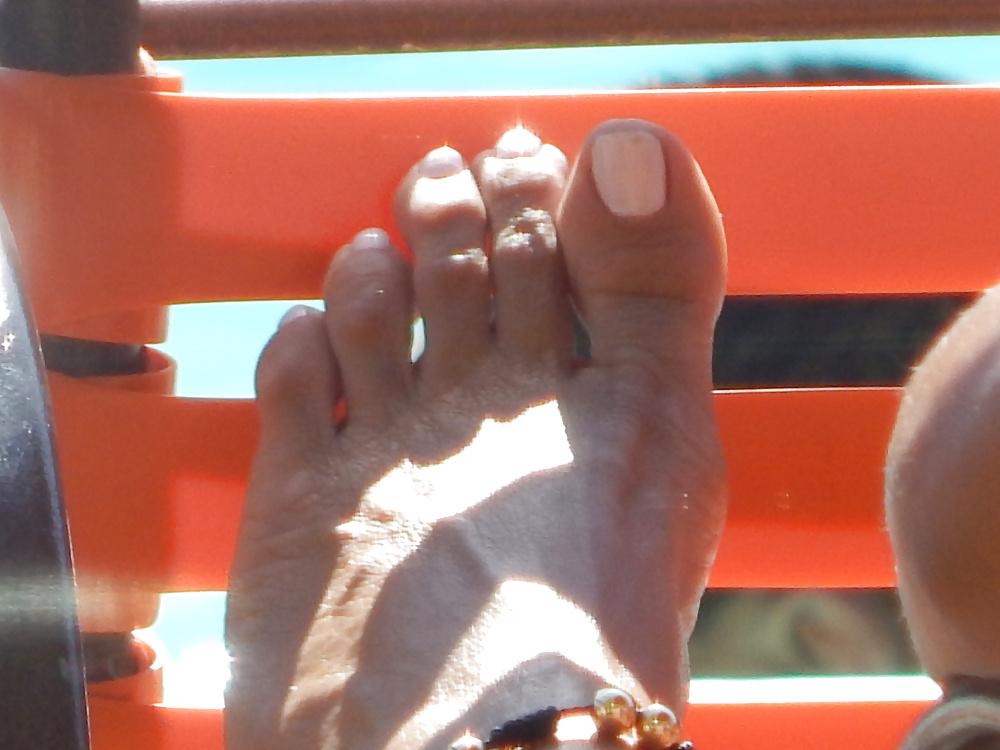 25P Candid Pool Feet