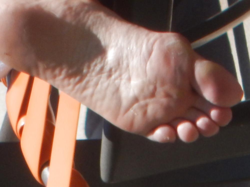 25P Candid Pool Feet