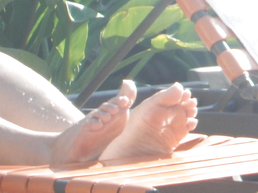 25P Candid Pool Feet