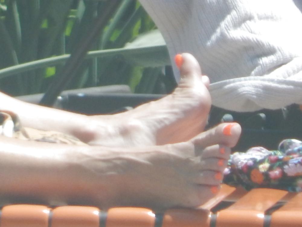 25P Candid Pool Feet