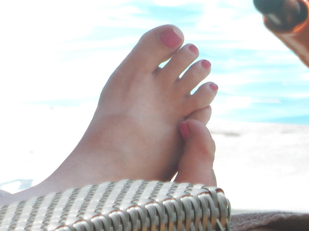 25P Candid Pool Feet