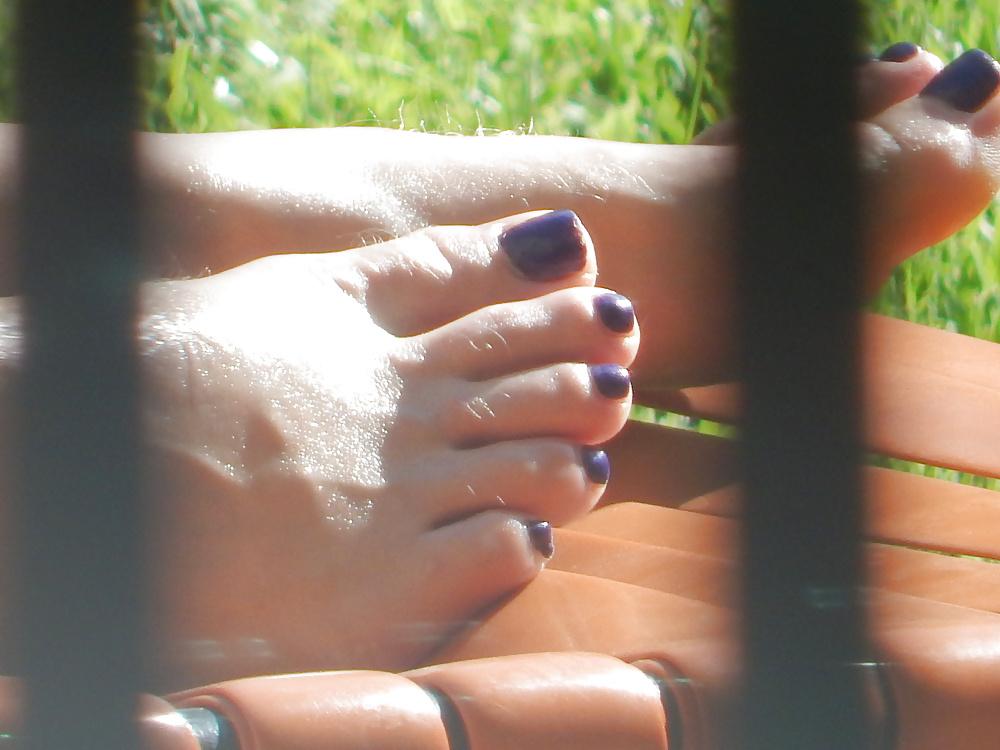 25P Candid Pool Feet