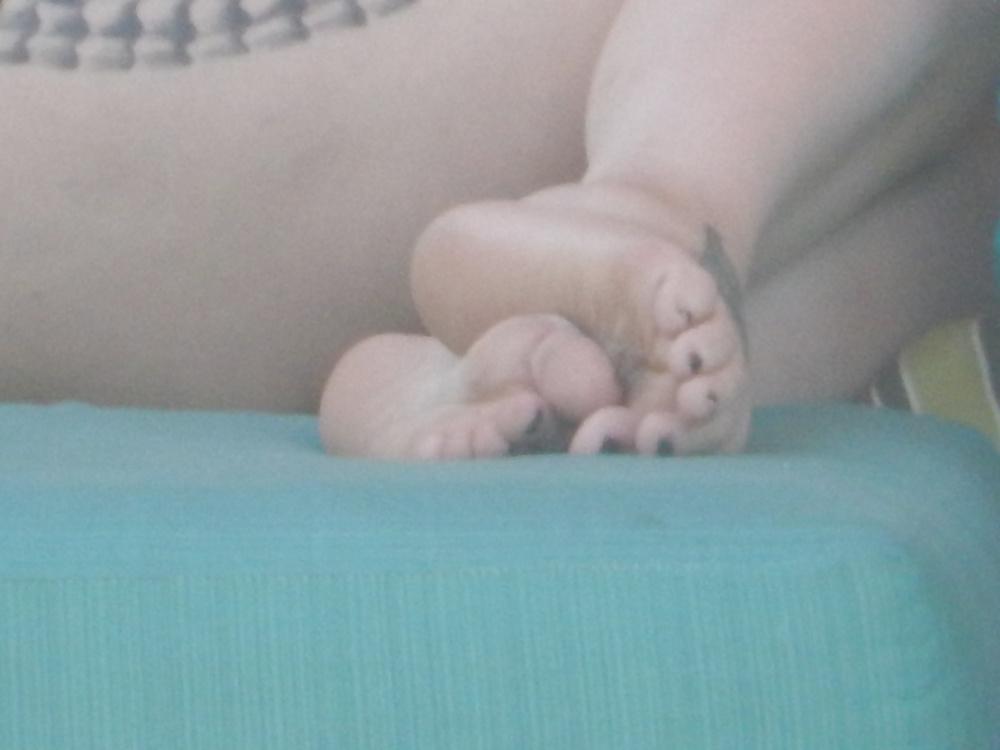 25P Candid Pool Feet