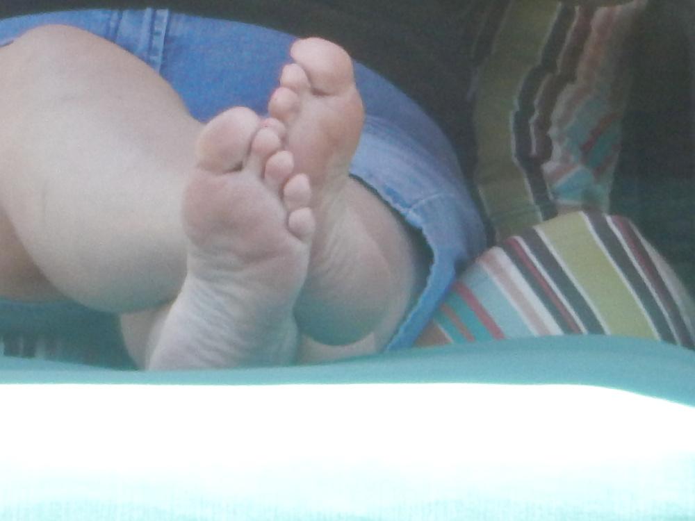 25P Candid Pool Feet