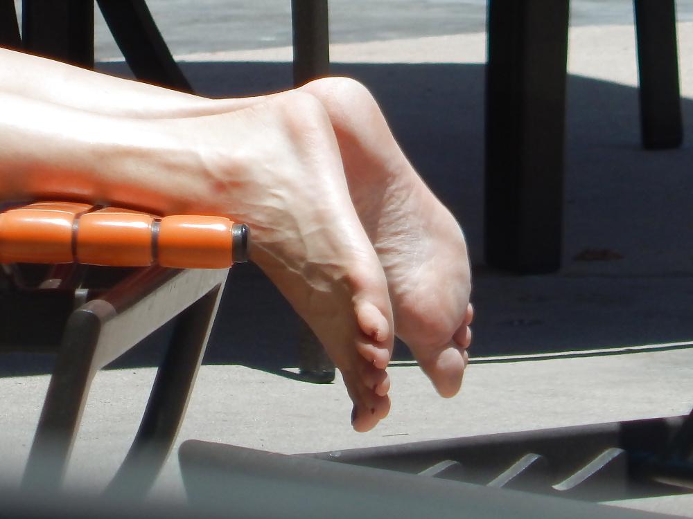25P Candid Pool Feet