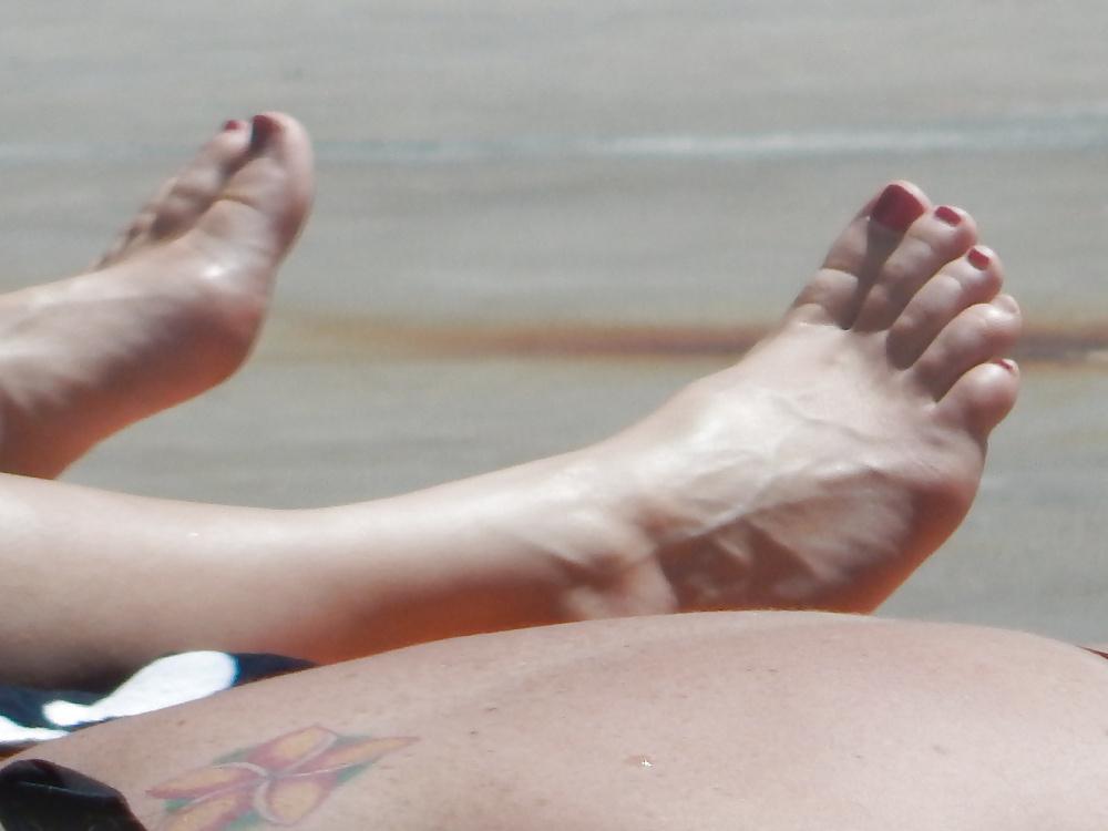 25P Candid Pool Feet