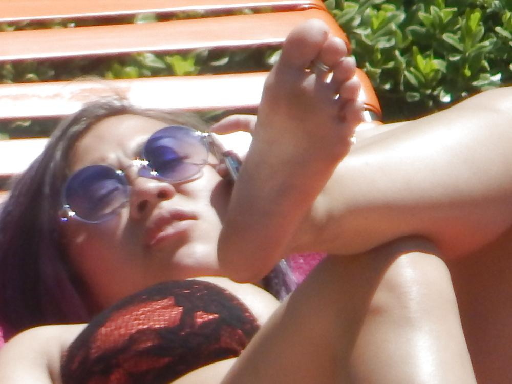 25P Candid Pool Feet