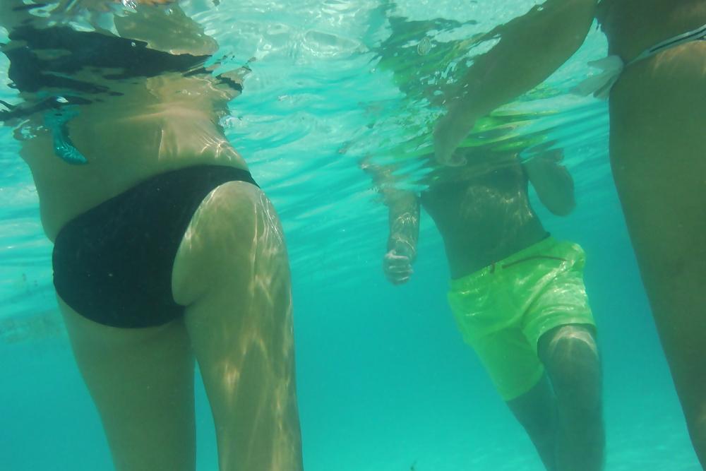 25P Teen bikini ass & butts at the pool 