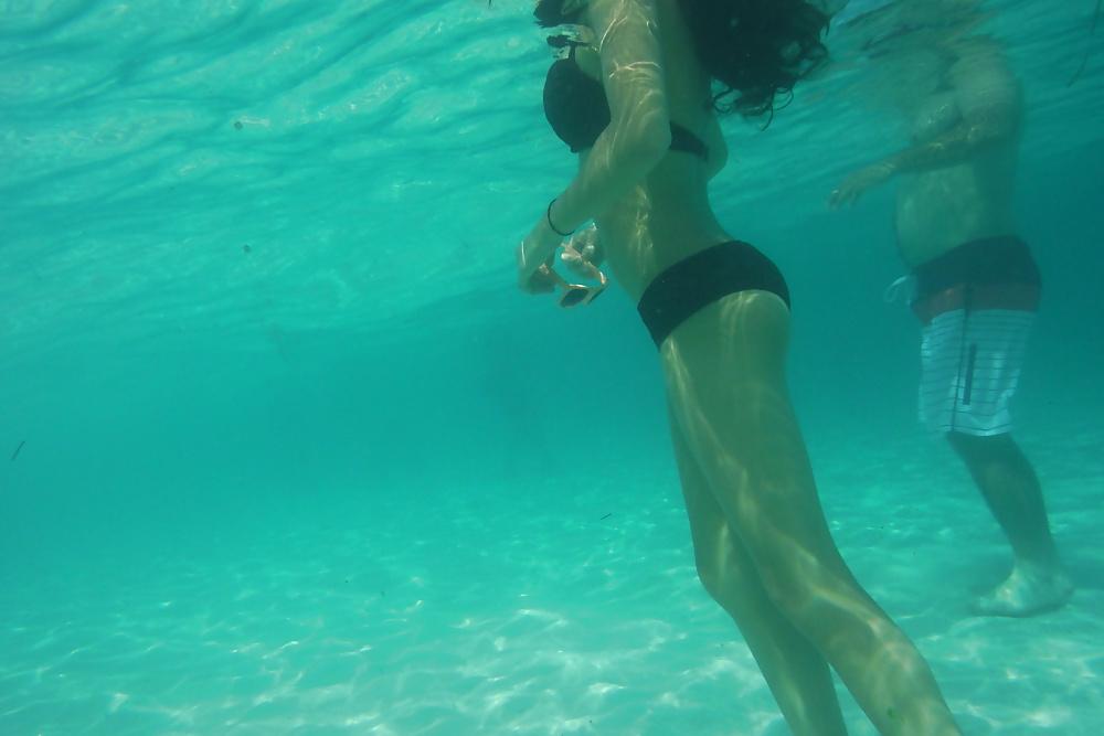 25P Teen bikini ass & butts at the pool 