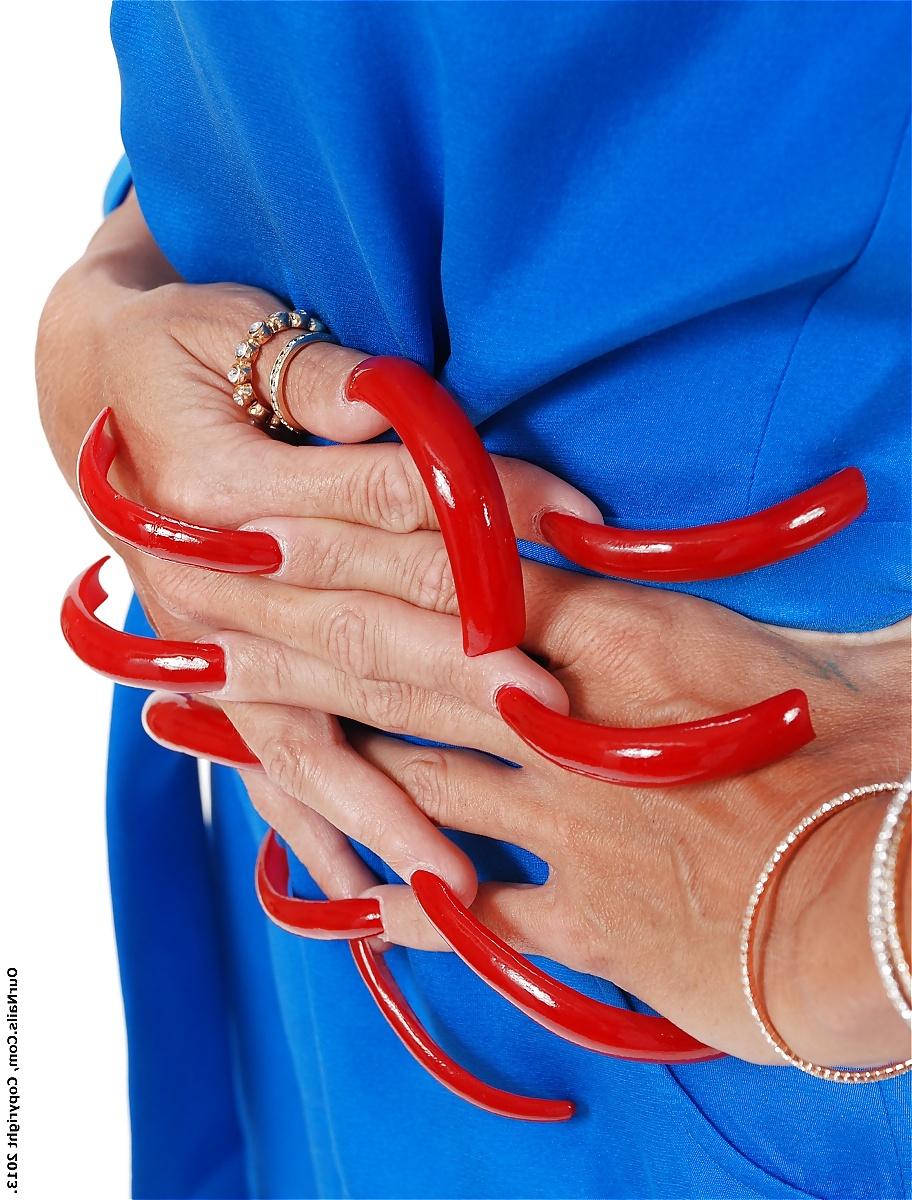 25P Long Fingernails