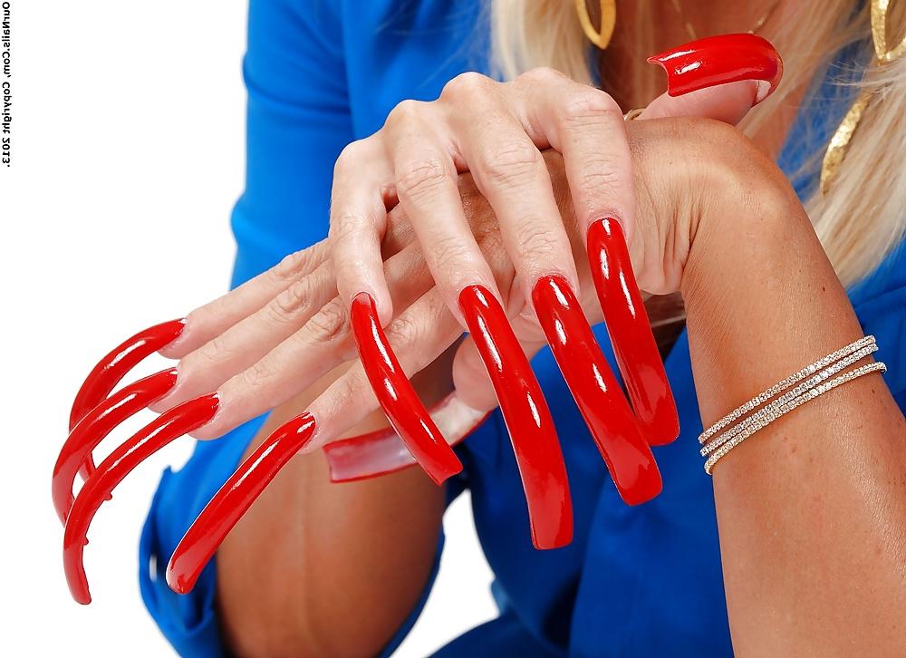 25P Long Fingernails