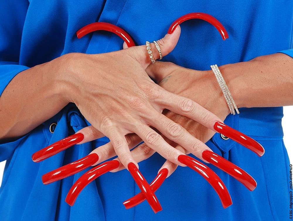 25P Long Fingernails