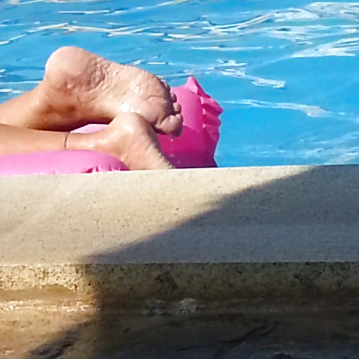 11P Milf feet on holiday 