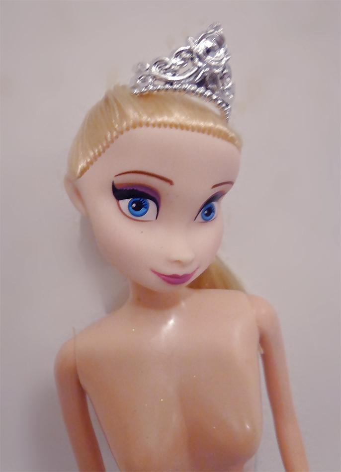 25P Frozen Doll