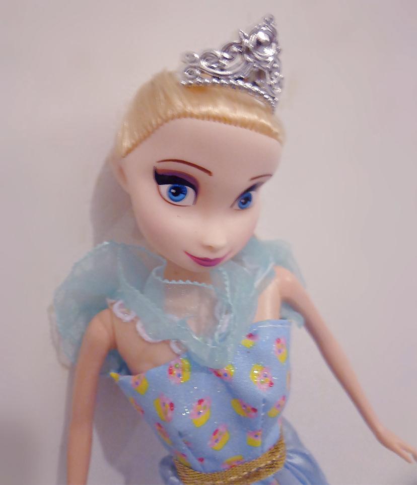 25P Frozen Doll