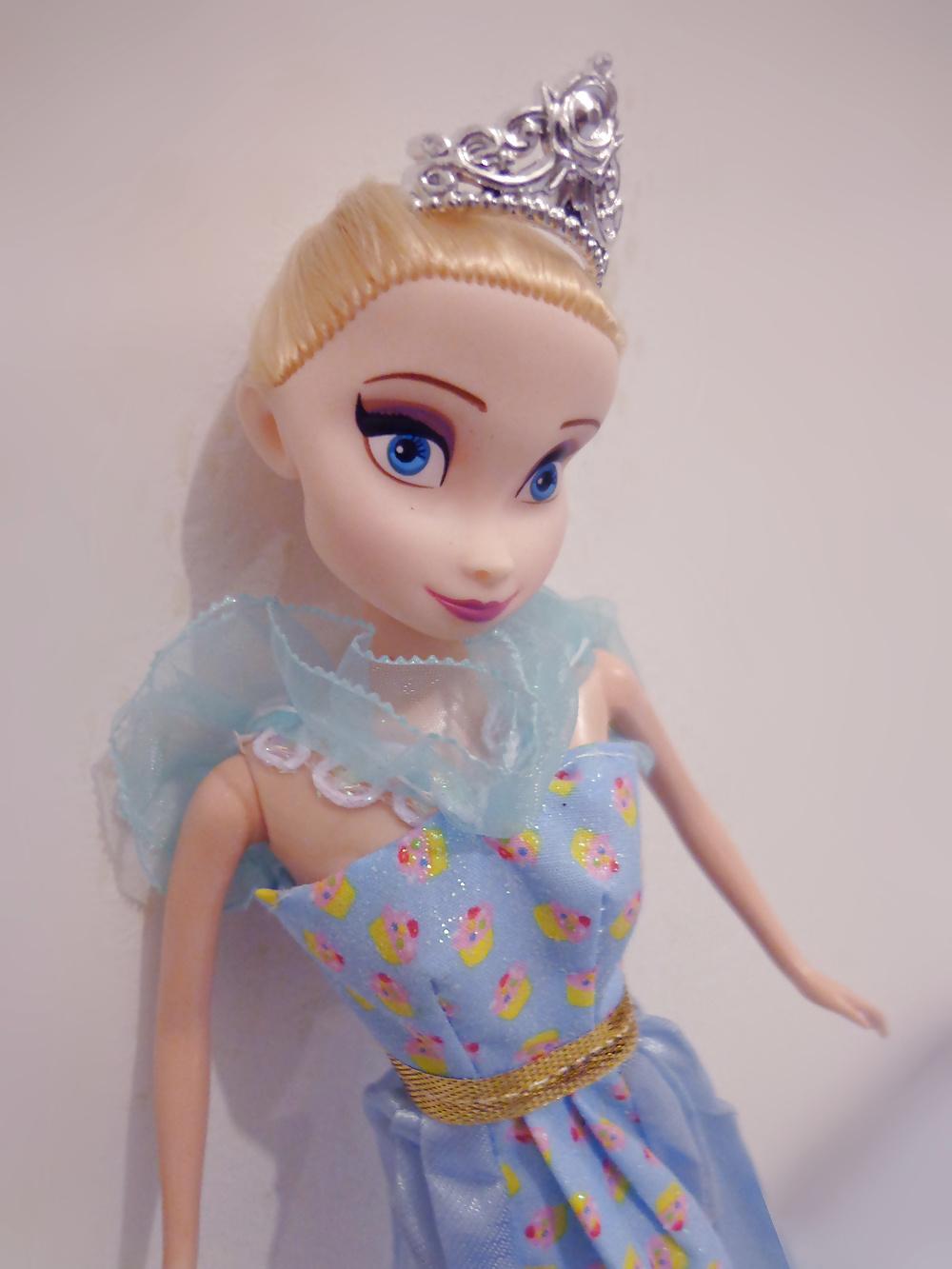 25P Frozen Doll