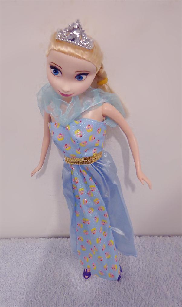 25P Frozen Doll