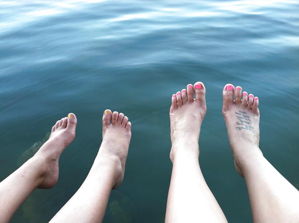 20P Feet of friends and such :3