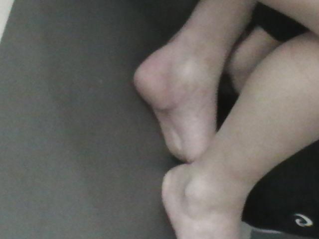 8P Candid feet