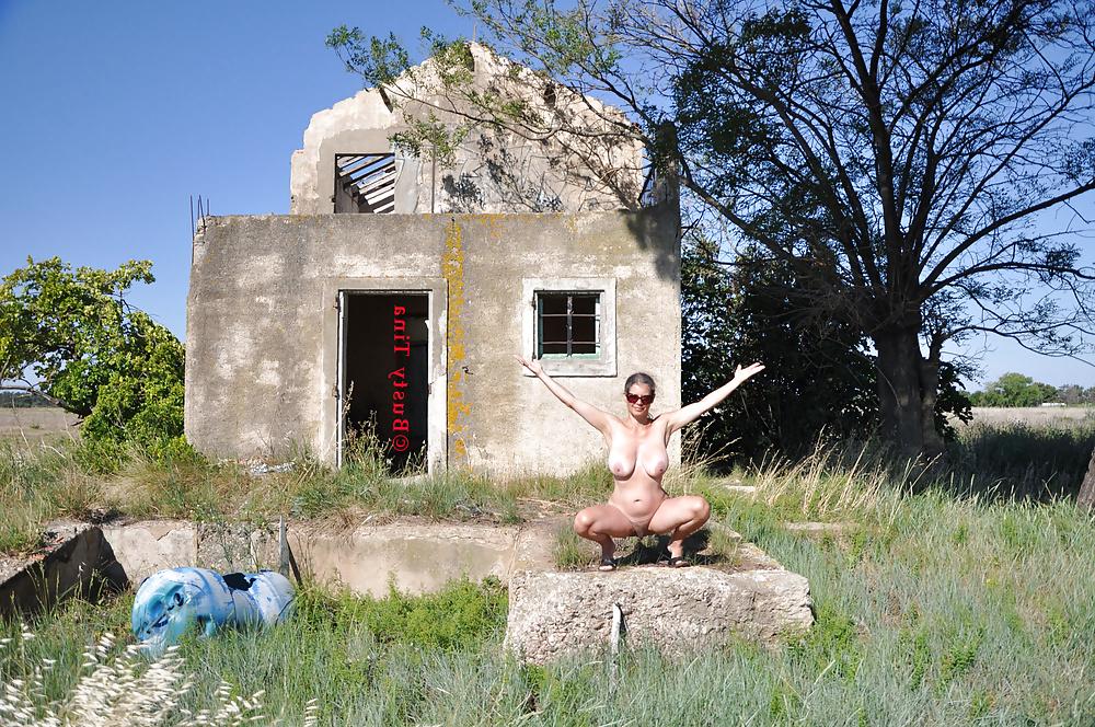 10P Busty Tina - In the old house