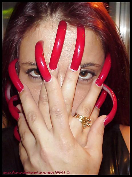 25P Long Fingernails