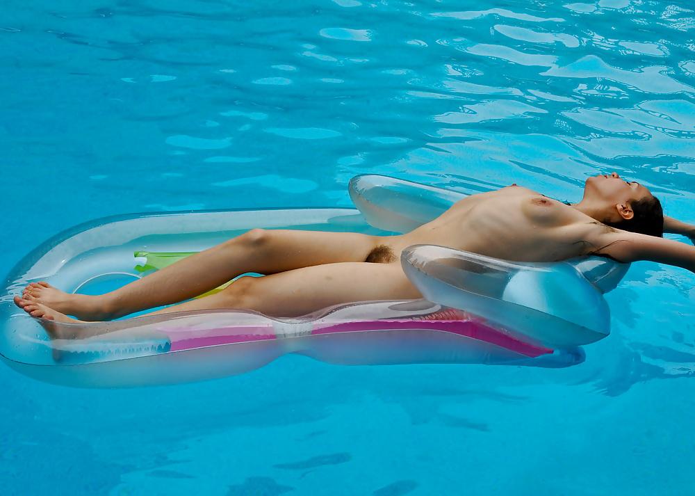 25P Hairy girl in the Swimming pool 01