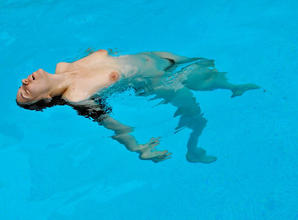 25P Hairy girl in the Swimming pool 01