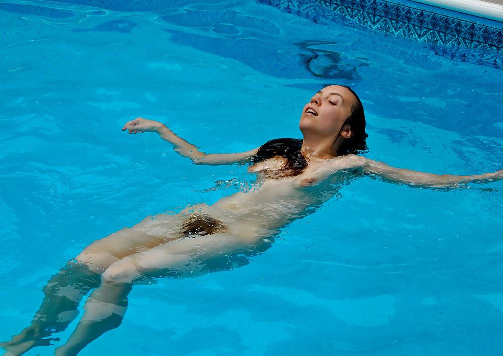 25P Hairy girl in the Swimming pool 01