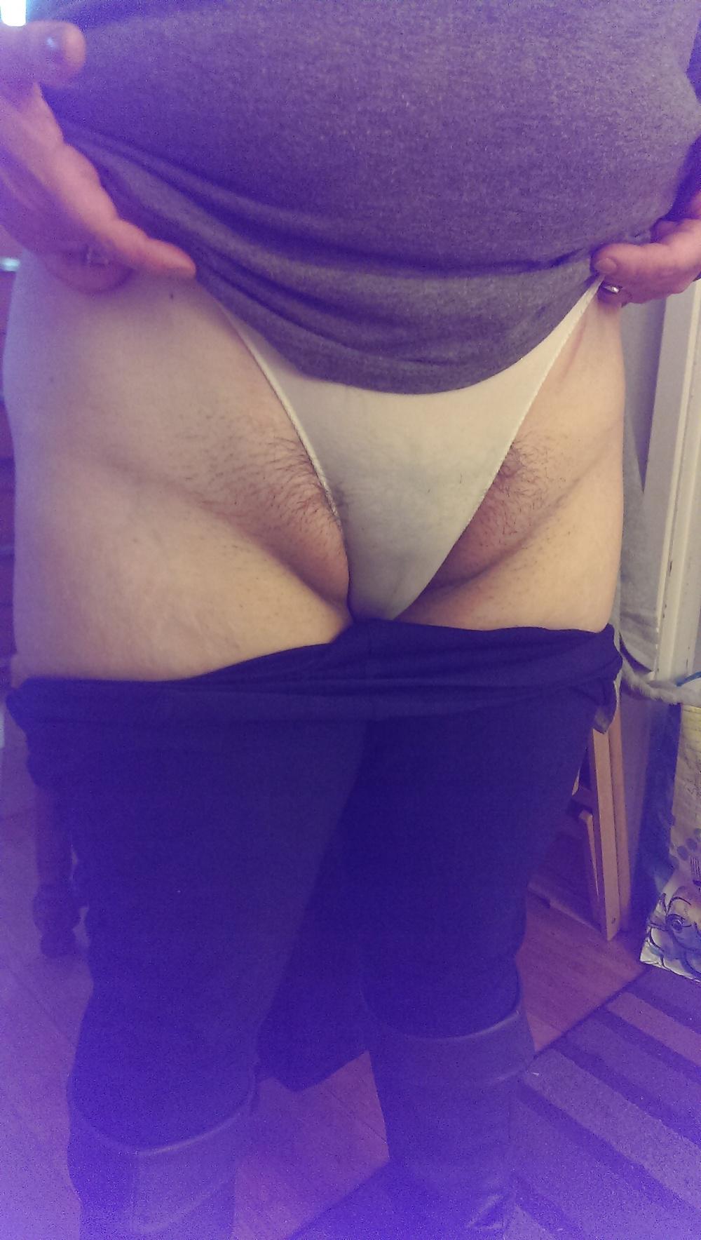 20P Who wants to cum on wifes big latina ass