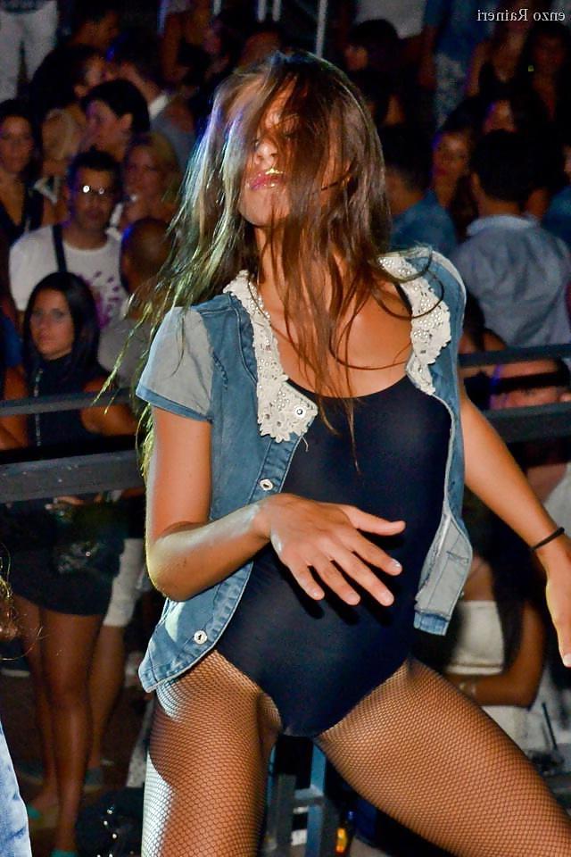 20P Hot girl at the discus