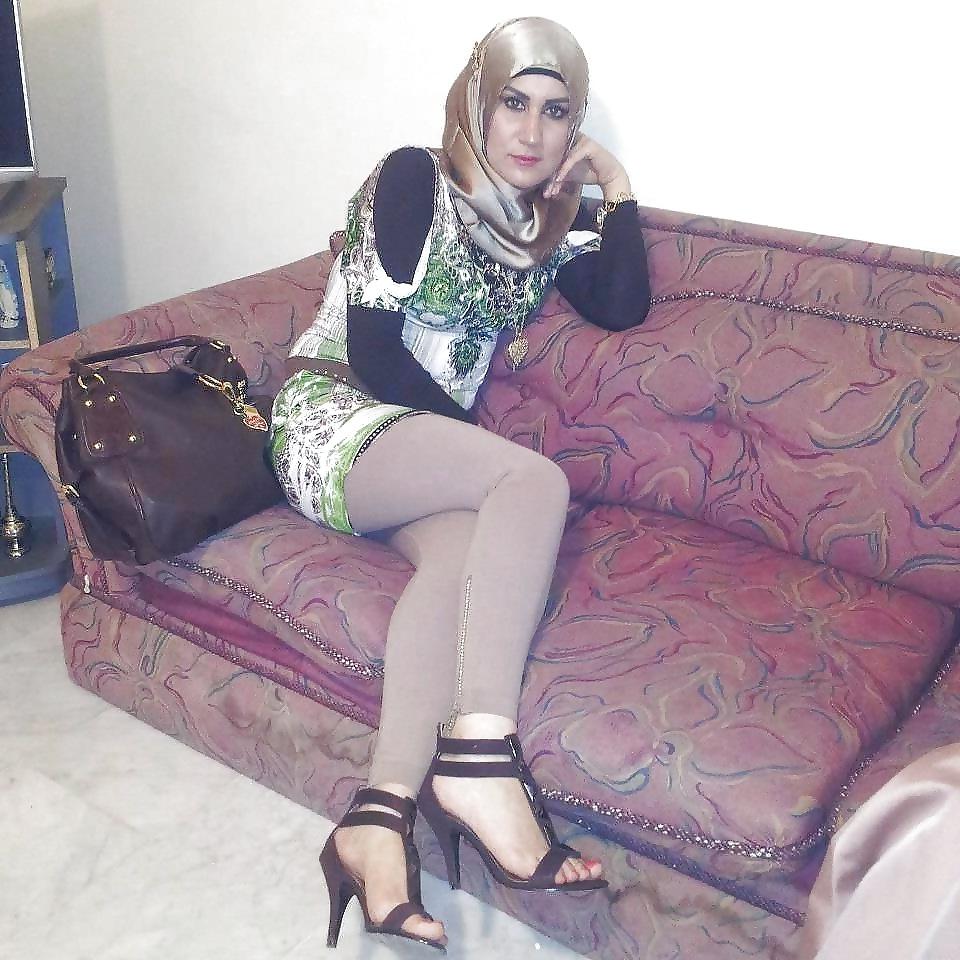 12P Hijab feet