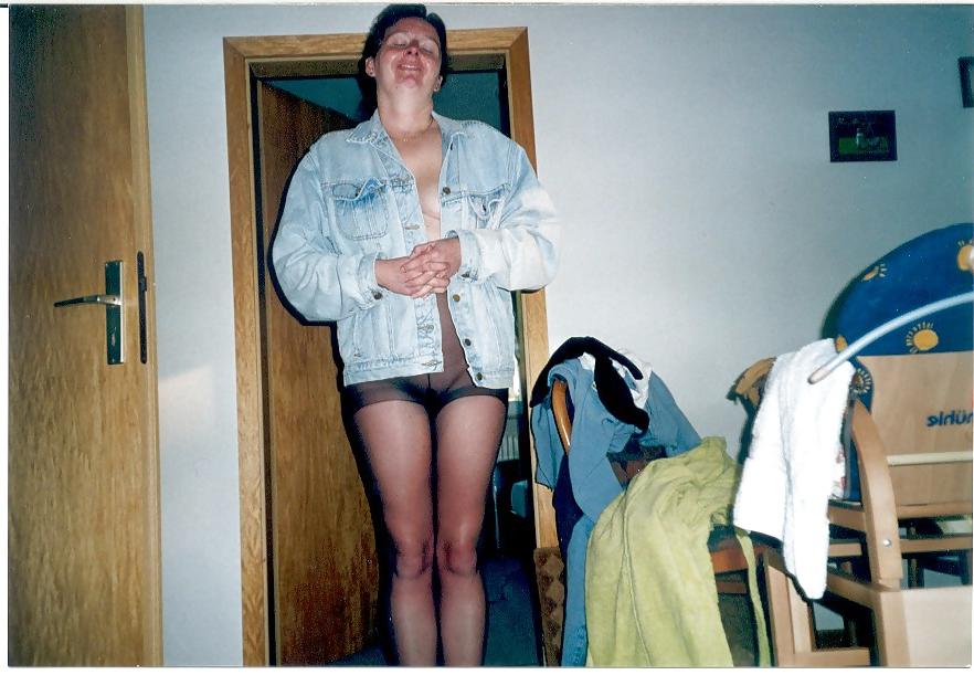 25P WHATS UNDER THE COAT ?