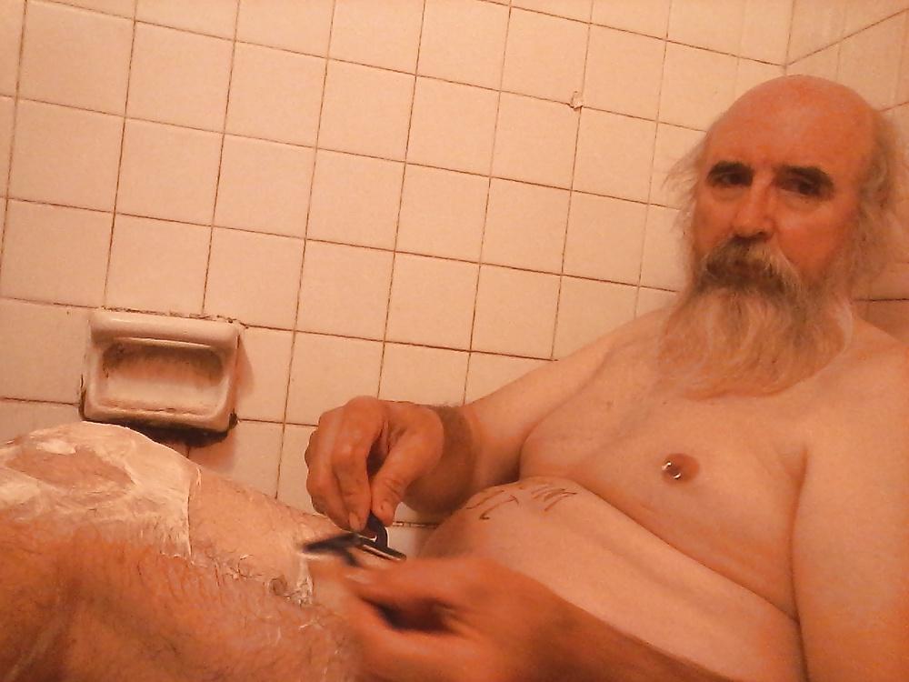 20P Shaving my legs
