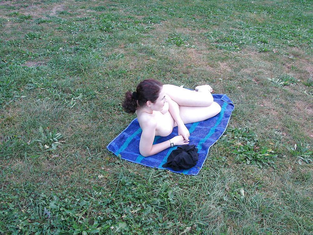 10P Nackt mitten im Park