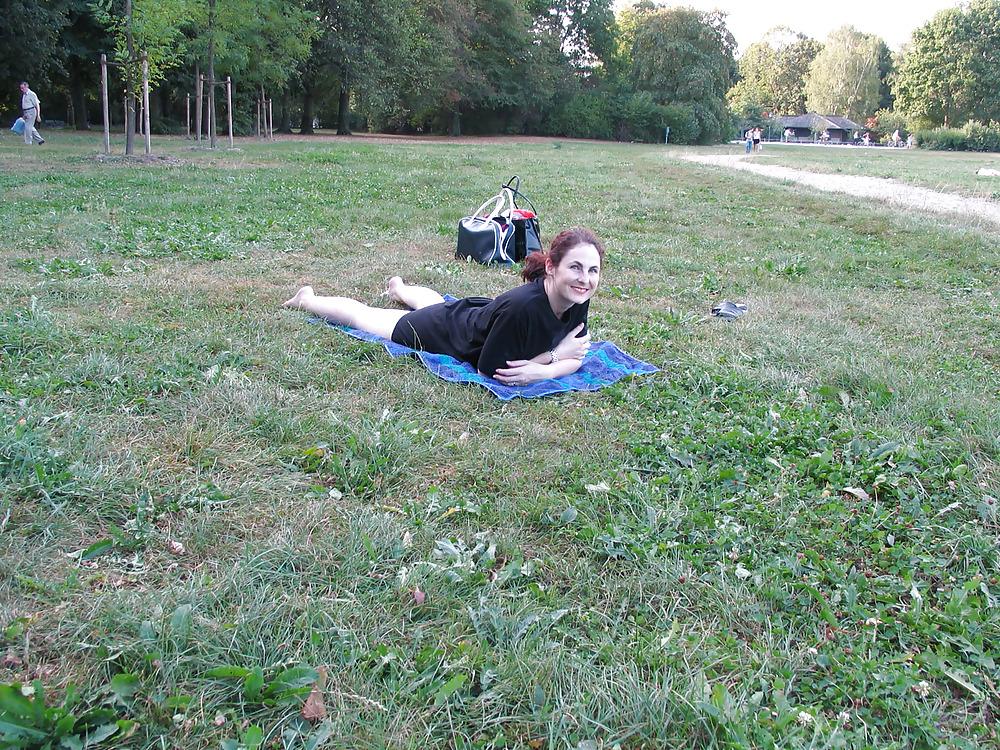10P Nackt mitten im Park