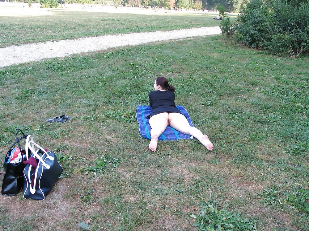 10P Nackt mitten im Park