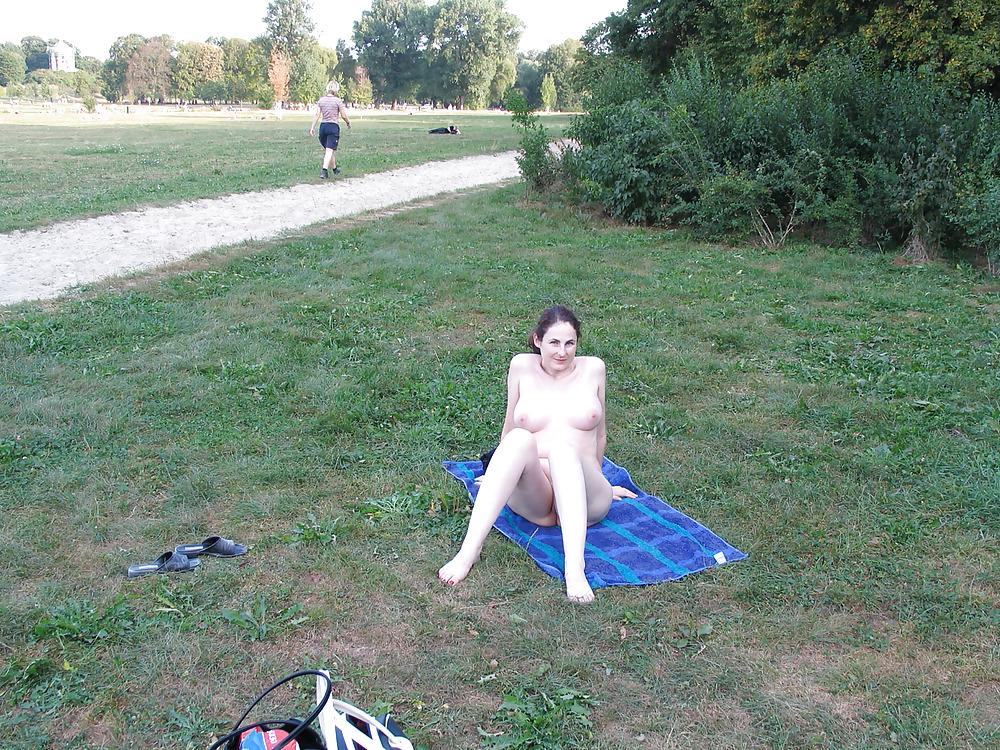 10P Nackt mitten im Park