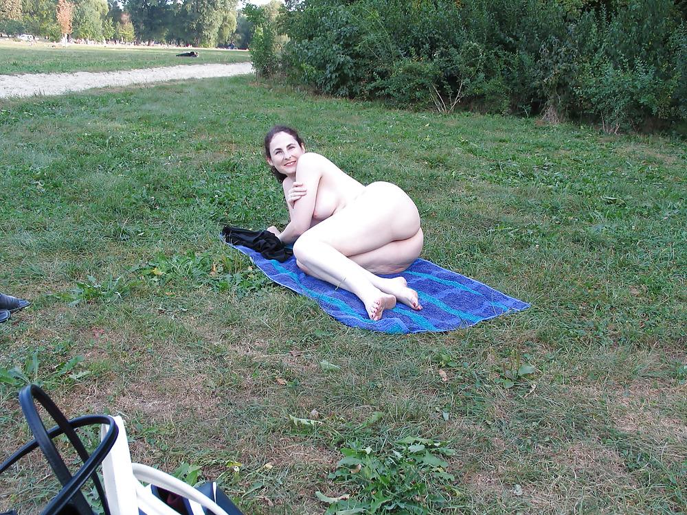 10P Nackt mitten im Park