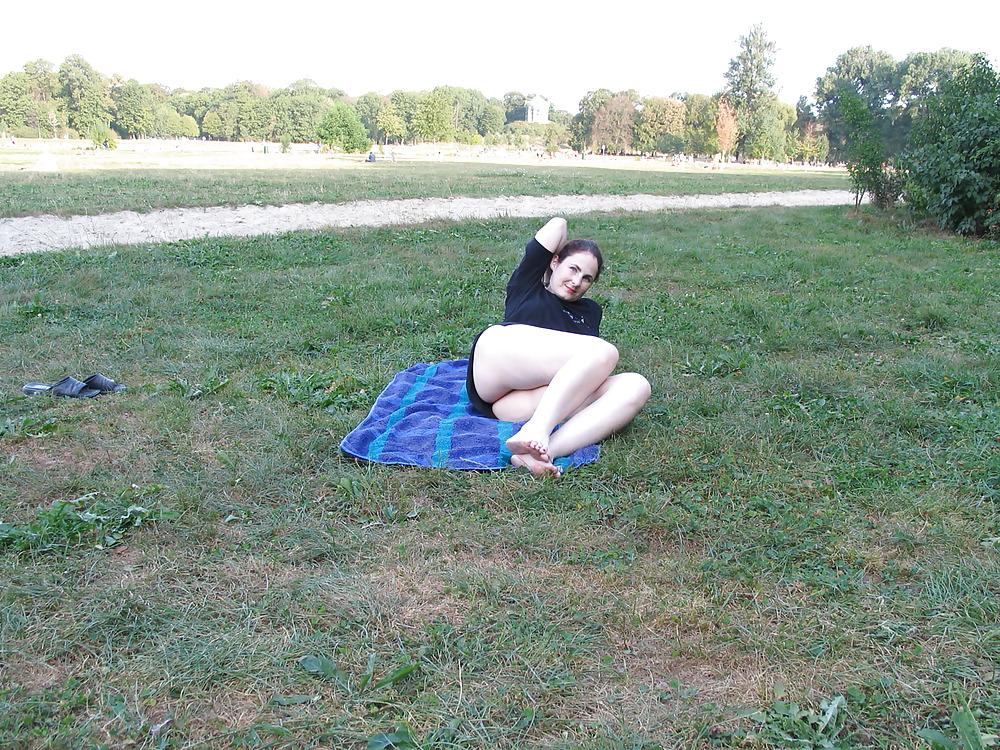 10P Nackt mitten im Park