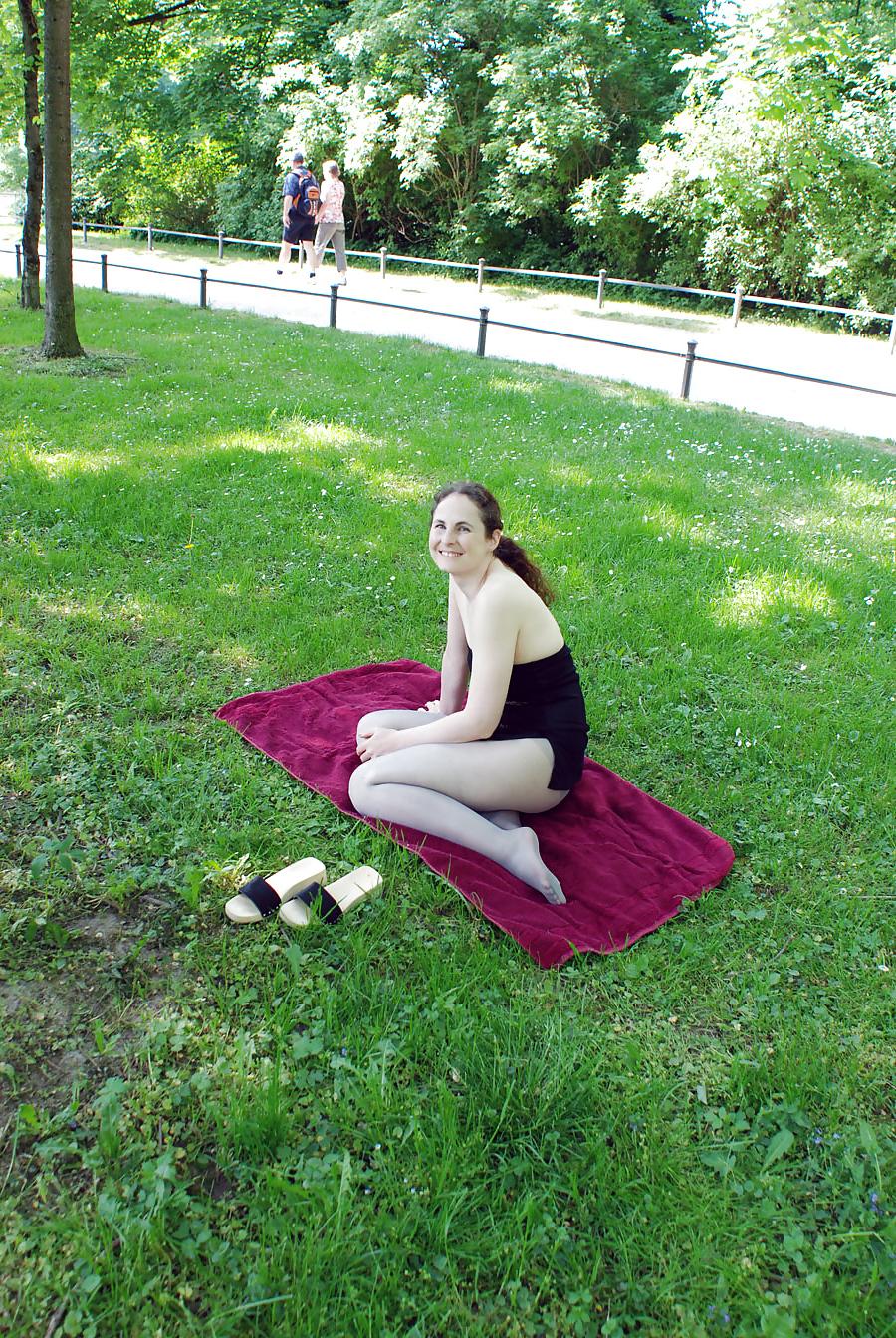 18P Strumpfhosenluder im Park